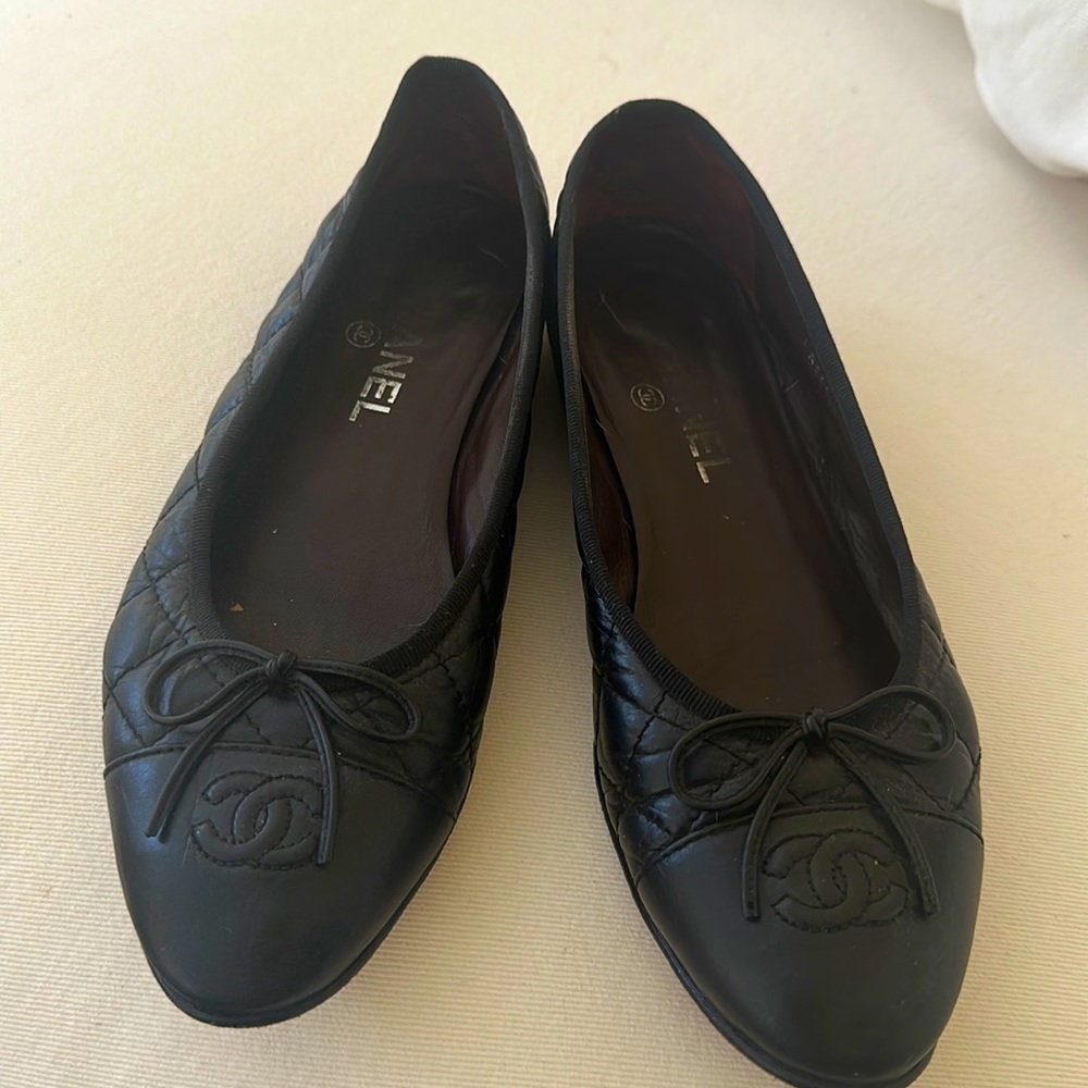 Chanel black quilted ballet flats . 38.5